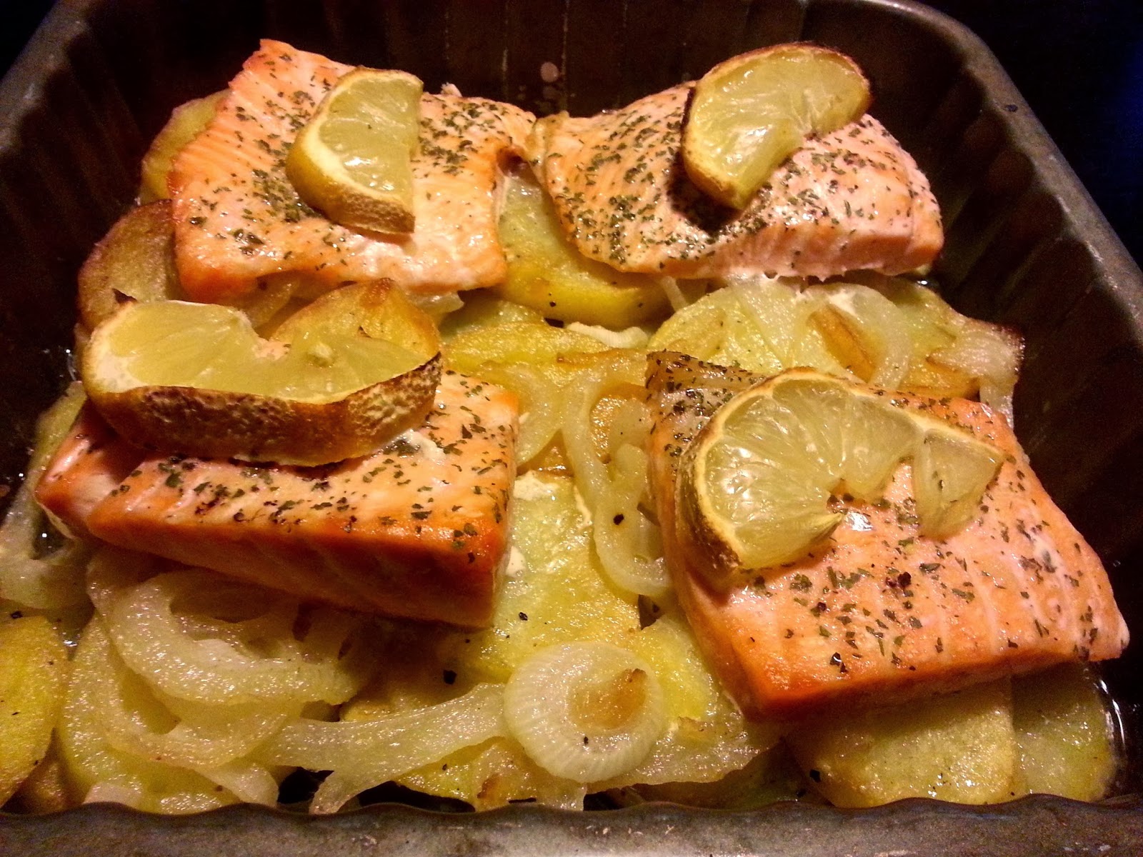 Salmón Al Horno Con Patatas Cebolla Y Pimientos Salmón al horno con patatas