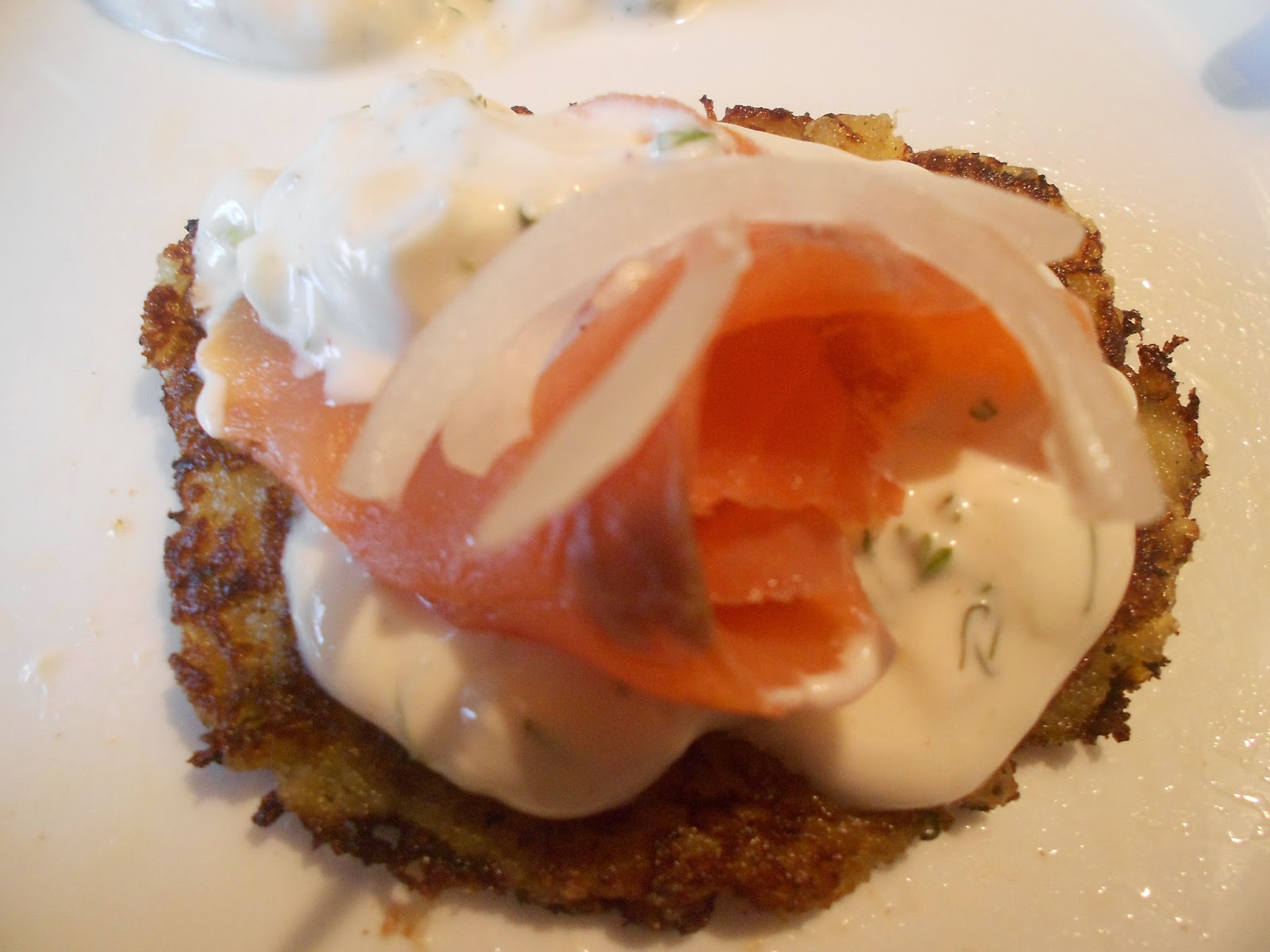 Verboten gut ⚠: Reibekuchen mit feurigem Quarkdip &amp; Lachs