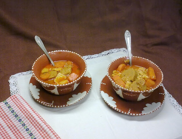 Sopa vegana de zanahoria con salchichas. 