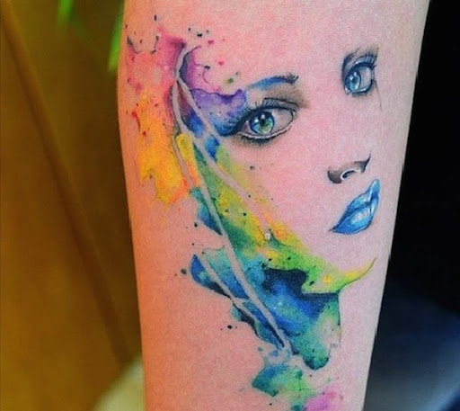 DO SEXO FEMININO RETRATO EM AQUARELA TATUAGEM