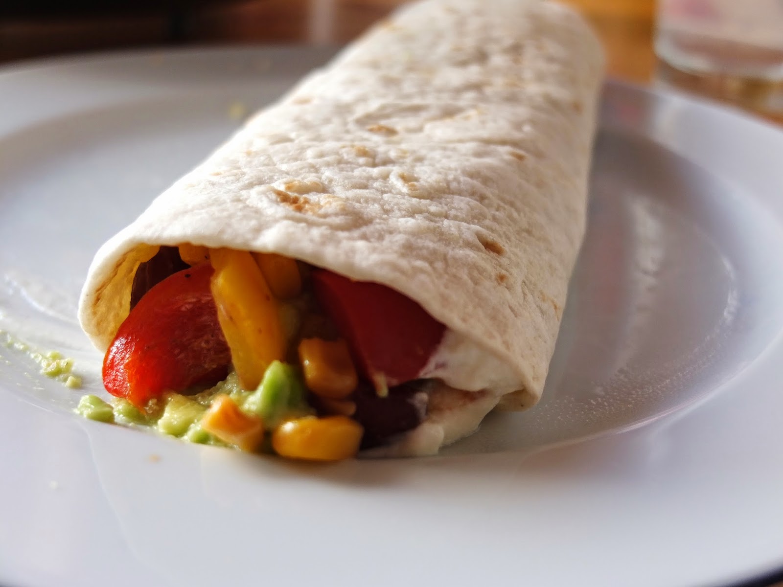 Mexikanische Wraps mit Guacamole und buntem Gemüse