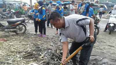 Programkan Jum’at Bersih, Camat dan Muspika Woha Bersihkan Tumpukan Sampah di Terminal Tente