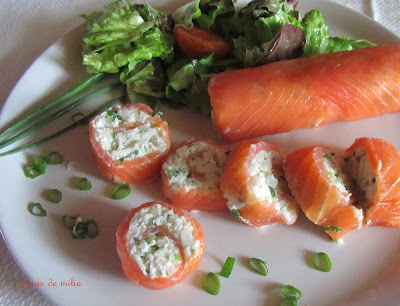 Rollitos de salmón con salsa de yogurt