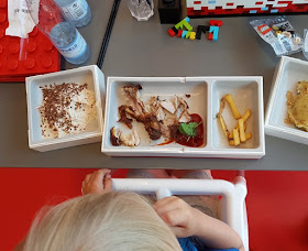 Das LEGO House in Billund mit Kindern: Unser Besuch und 5 absolute Highlights. Das Essen im Lego Restaurant ist ein Highlight für die ganze Familie.