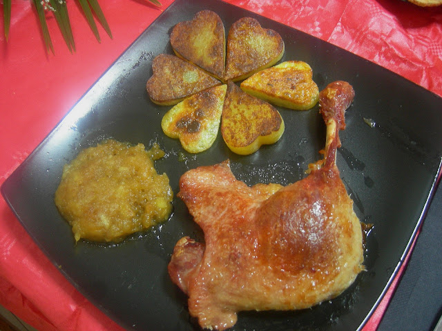  Confit de pato, flor de patata y puré de manzana caramelizada. 