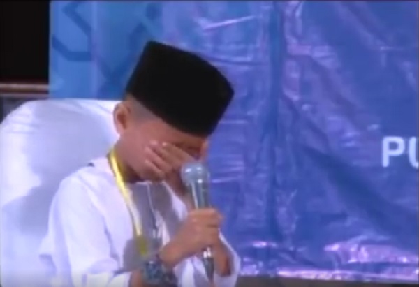 Hafizh Cilik Ini Menangis Saat Sambung Ayat, Bukan Karena Tidak Hafal, Namun Maknanya Membuat Kita Ikut Menangis Hafizh Cilik Ini Menangis Saat Sambung Ayat, Bukan Karena Tidak Hafal, Namun Maknanya Membuat Kita Ikut Menangis