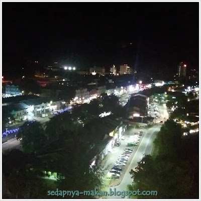 Pemandangan malam dari jendela Hotel Adya