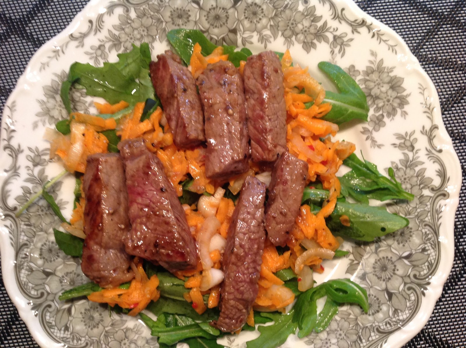 Marlis + Peters Küchenwelt: Scharfer Rucola-Rindfleischsalat Marlis + Peters Küchenwelt: Scharfer Rucola-Rindfleischsalat