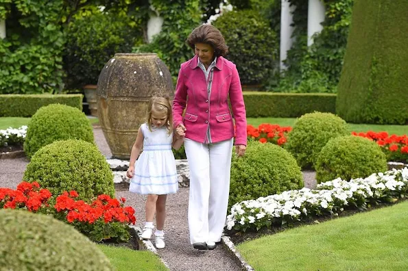 King Carl Gustaf, Queen Silvia, Crown Princess Victoria, Prince Daniel, Princess Estelle, Prince Oscar, Princess Madeleine, Christopher O'Neil, Princess Leonore, Prince Nicolas, Prince Carl Philip, Princess Sofia, Prince Alexander