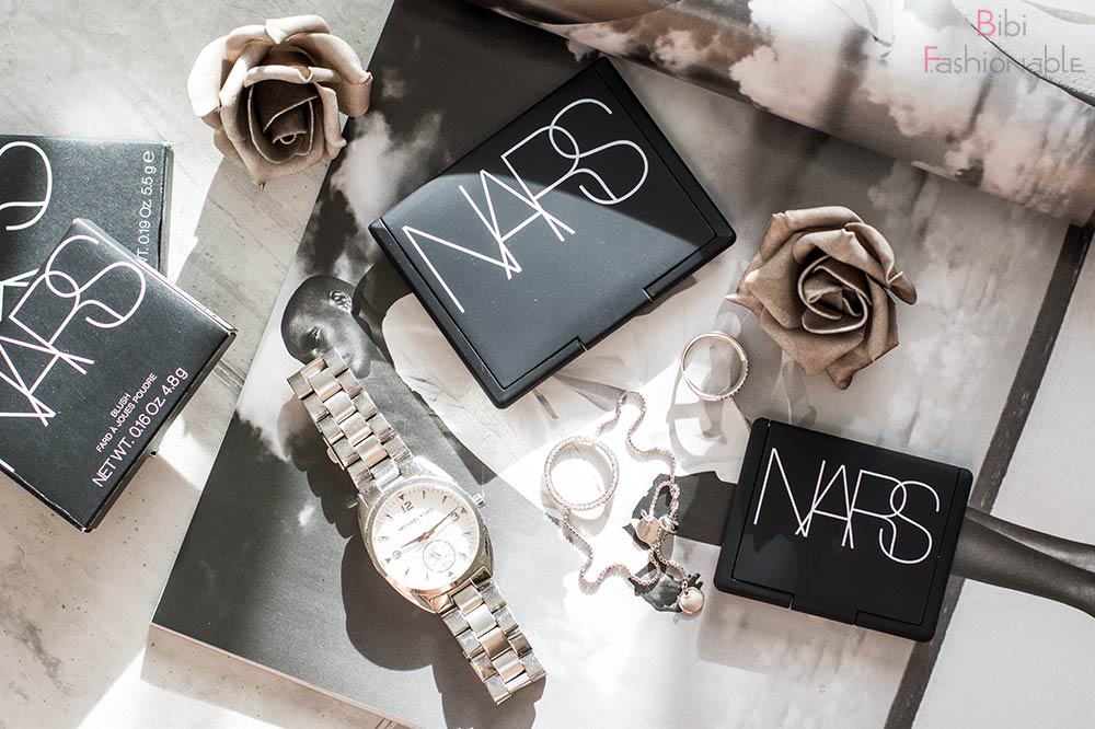 Nars Cosmetics Produkte geschlossen Flatlay Nars Cosmetics Produkte geschlossen Flatlay