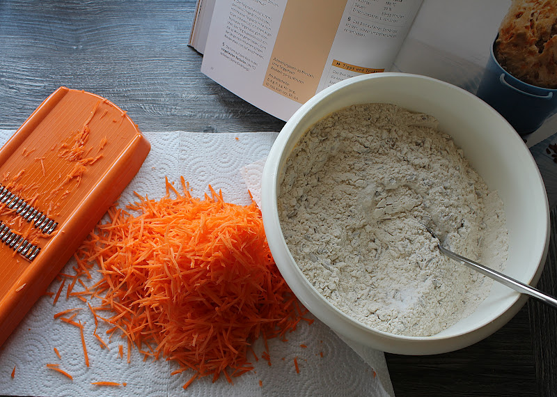 Svenja&amp;#39;s Koch- und Backblog: Möhren - Sonnenblumenkern - Brot