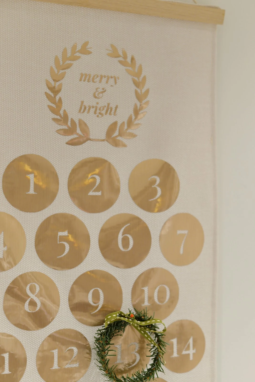 Cricut vinyl Christmas craft, modern traditional gold Christmas countdown calendar
