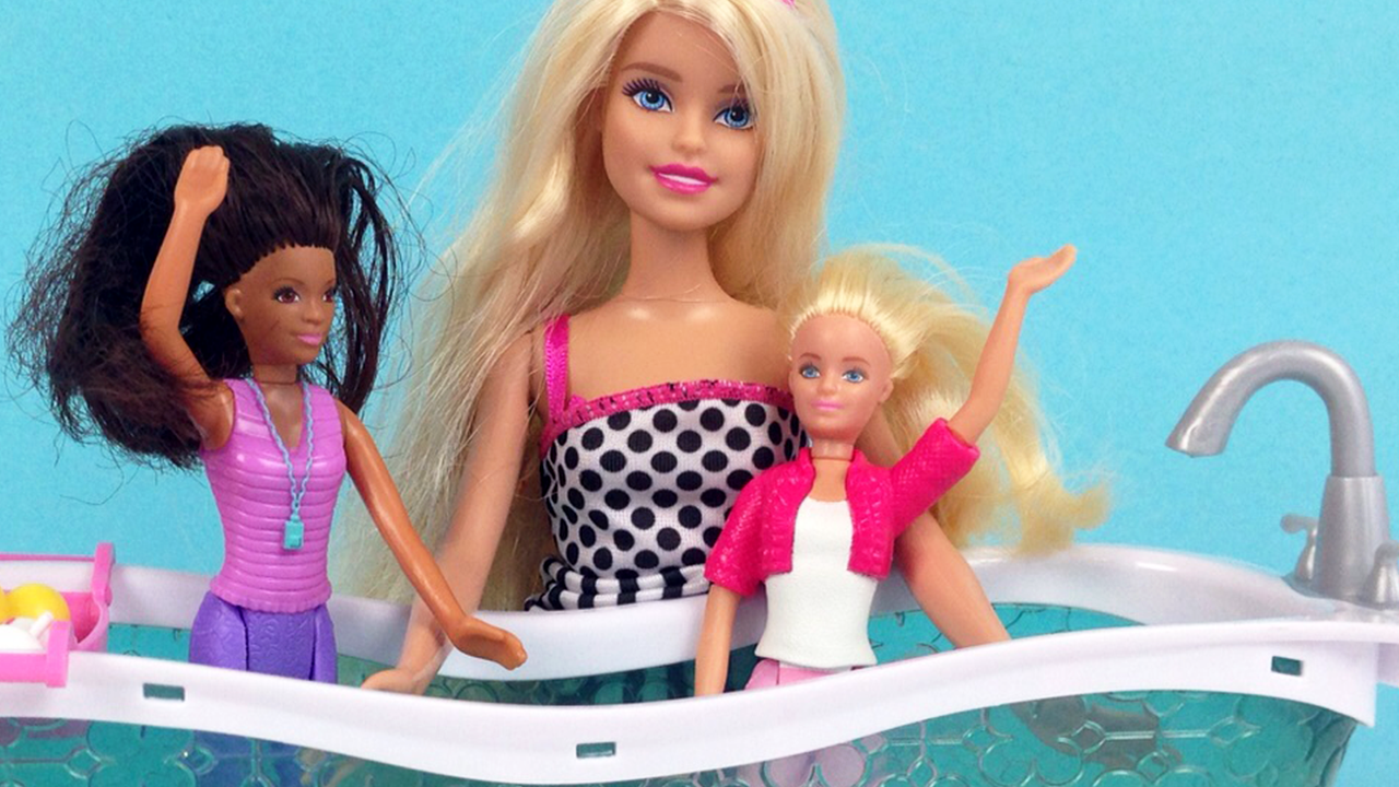 Oyun Hamuru Tv Barbie Oyuncak Küvetinde Bebeklerini Yıkıyor