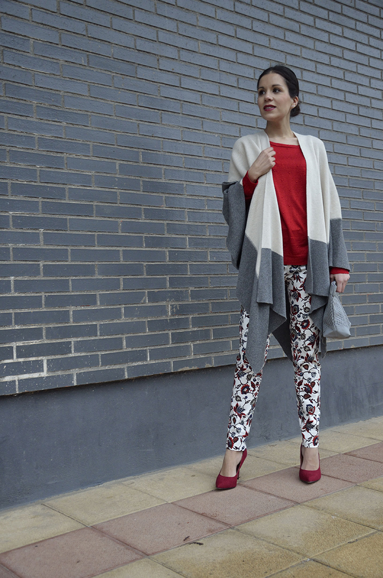 look-outfit-blogger-blogg-rojo-poncho-pantalón-estampado