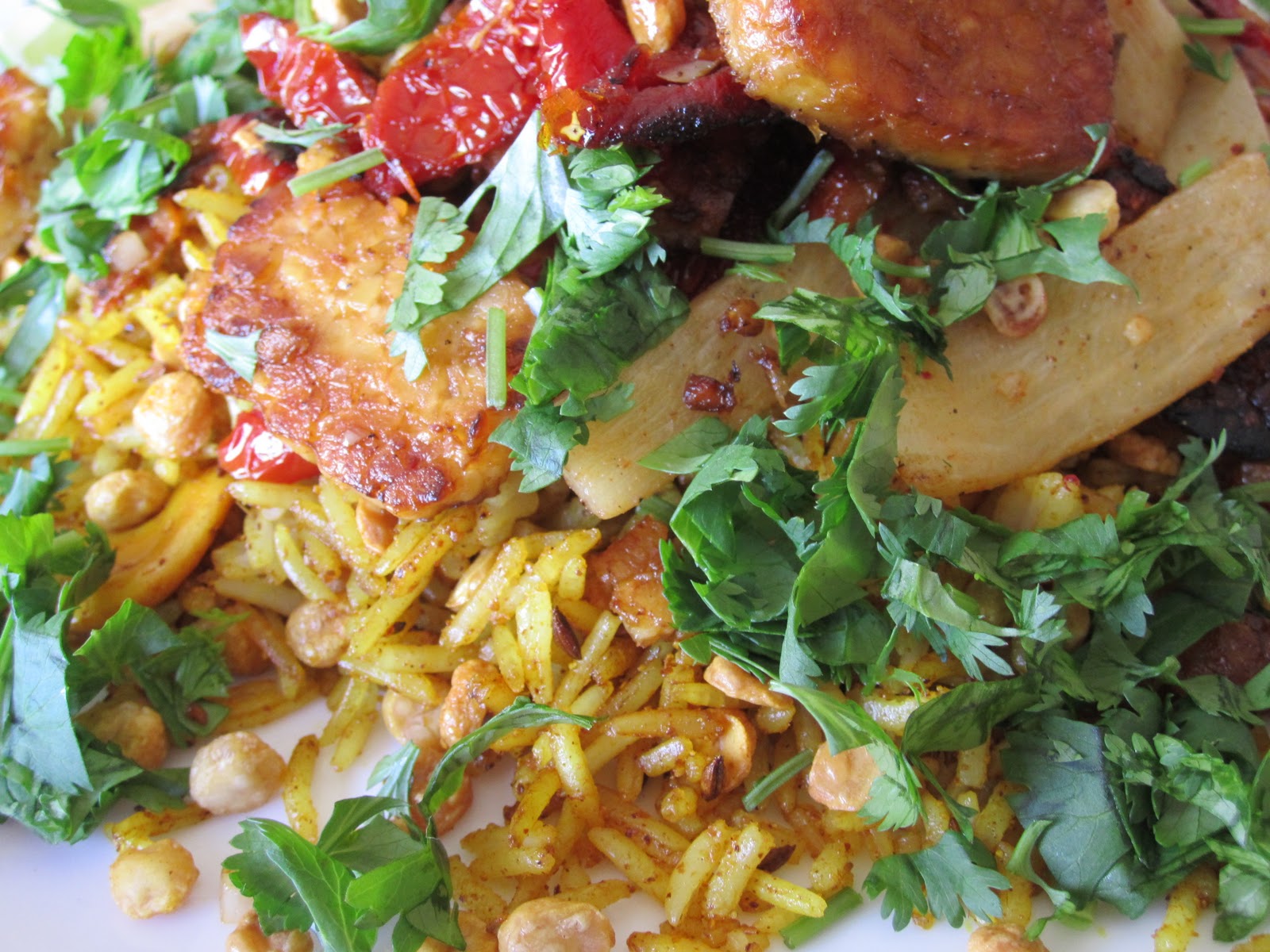 La Grande Roulette de Cuisine Tempeh Stirfry with Curry Rice and