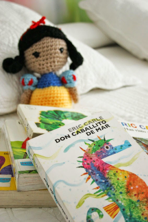 Libros de Eric Carle y blancanieves amigurumi de fondo