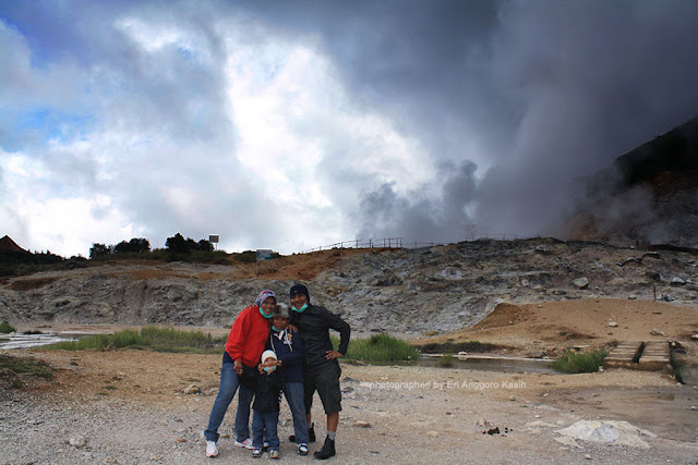 Menikmati telur rebus kawah Sikidang di Dataran Tinggi Dieng. Menikmati telur rebus kawah Sikidang di Dataran Tinggi Dieng. Memaksakan diri membuka masker agar dapat kelihatan wajah.