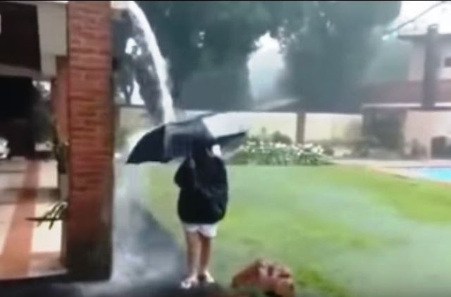 12 χρονος χτυπήθηκε από κεραυνό ενώ έπαιζε με την ομπρέλα στη βροχή! (video)
