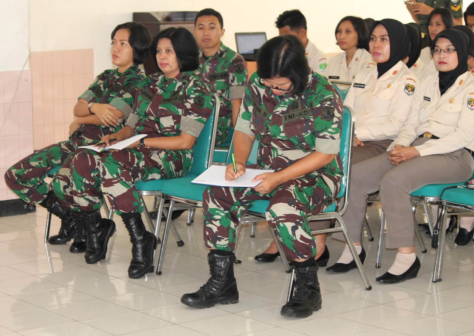 SELAMAT DATANG DI BLOG KESDAM JAYA: PERSONEL KESDAM JAYA MENERIMA