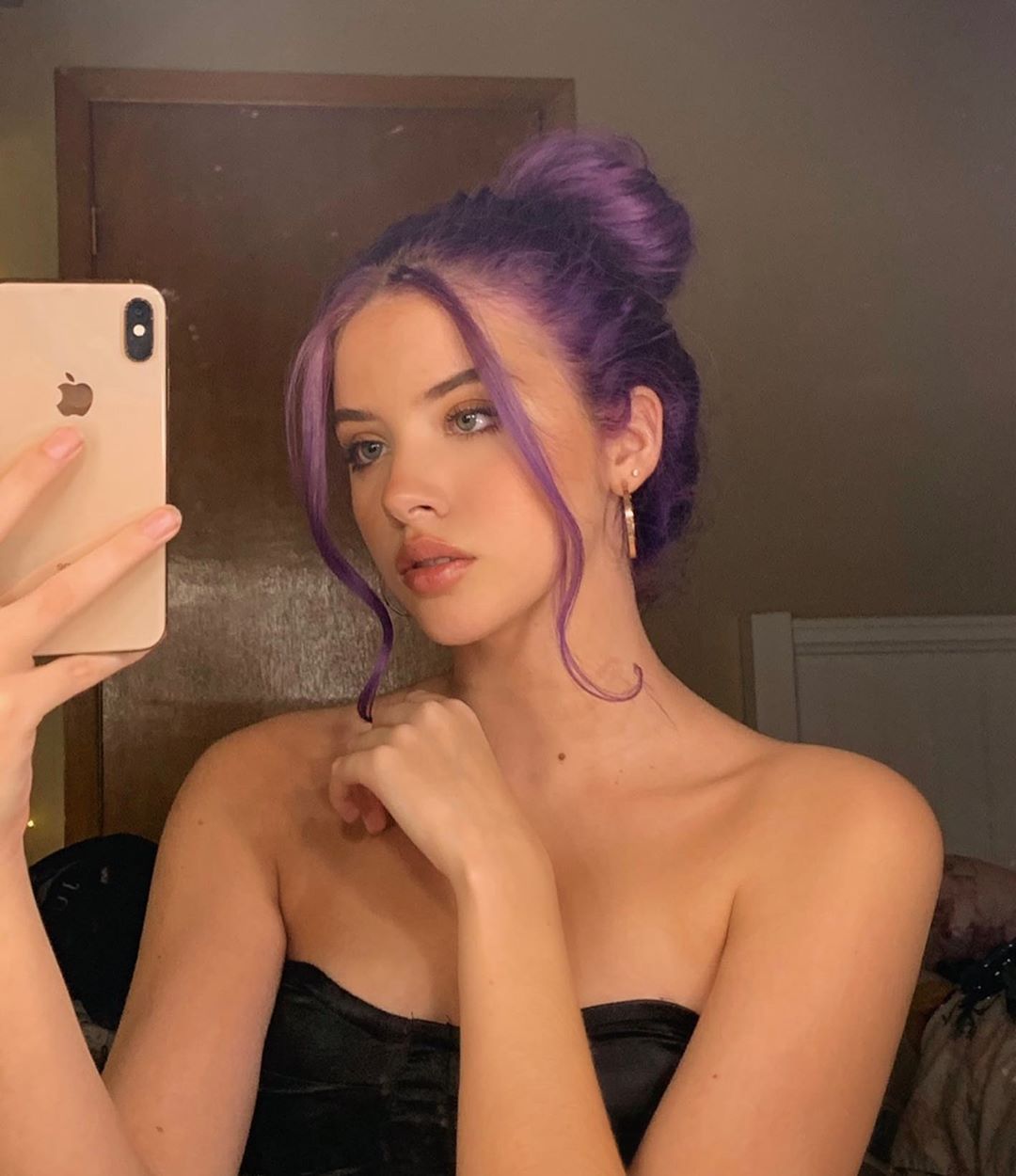 보라색 머리 서양녀 - 디쁠