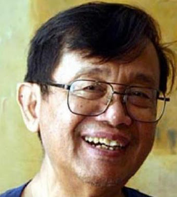   Biografi Ajip Rosidi        Ajip Rosidi di mata rekan-rekannya sesama pencinta sastra dan kebudayaan merupakan sosok yang lengkap, paripurna. Selain dikenal sebagai sastrawan Sunda, Ajip juga dikenal sebagai sosok yang memperkaya sastra Indonesia dan memperkenalkan kebudayaan Sunda di dunia internasional. Ketua Yayasan Kebudayaan Rancage itu juga dinilai sebagai sosok yang bisa melepaskan diri dari kecenderungan polarisasi dalam banyak hal. Salah satunya, polarisasi antara kebudayaan modern dan kebudayaan tradisional  Pulang dari Jepang, setelah tinggal selama 22 tahun, Ajip Rosidi merasa gamang. Kegamangan itu dipicu oleh kekhawatiran adanya pengkultusan terhadap dirinya. Juga kegamangan akan nasib budaya tradisional yang terus terlindas oleh budaya global. “Saya merasa ngeri karena saya mendapat kesan bahwa saya hendak dikultuskan sehingga timbul pikiran menciptakan Ajip-Ajip baru. Saya ngeri karena saya khawatir hal itu menimbulkan rasa takabur”, katanya. Redaktur PN Balai Pustaka periode 1955-1956 ini dikenal sangat konsisten dalam mengembangkan kebudayaan daerah. Terbukti, Hadiah Sastra Rancage penghargaan untuk karya sastra Sunda, Jawa dan Bali masih rutin dikeluarkan setiap tahun sejak pertama kali diluncurkan tahun 1988.  Ajip juga dikenal sebagai juru bicara yang fasih menyampaikan tentang Indonesia kepada dunia luar. Hal ini ia buktikan ketika bulan April 1981 ia dipercaya mengajar