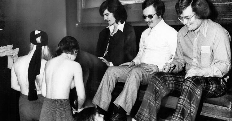 чистка обуви 1975 топлес. чистка обуви топлесс. чистка обуви топлесс. ручная чистка обуви. чистка обуви топлесс.