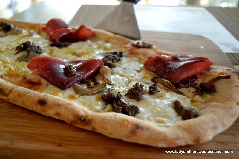 Lounge Cafe Italiano's pizza