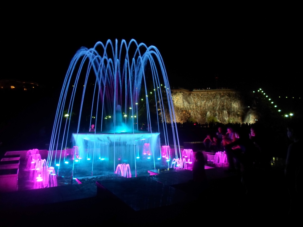 Песня поющие водопады. Водопад в Душанбе парк. Душанбе фонтаны. Водопад парк Сомони Душанбе. Душанбе искусственный водопад.