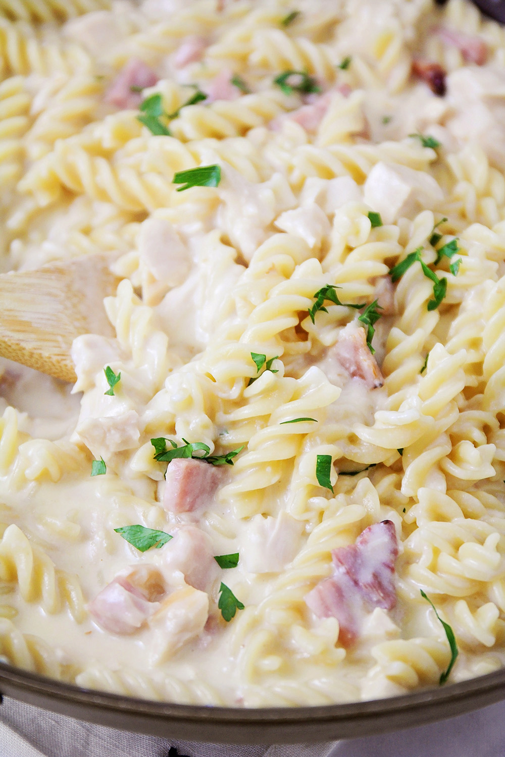 This cheesy and delicious chicken cordon bleu pasta is so flavorful, and so easy to make!
