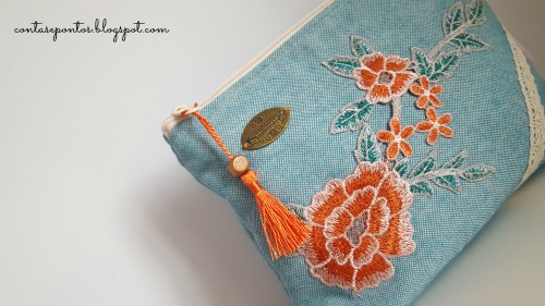 Bolsa em tecido com aplicações em renda Bolsa em tecido com aplicações em renda