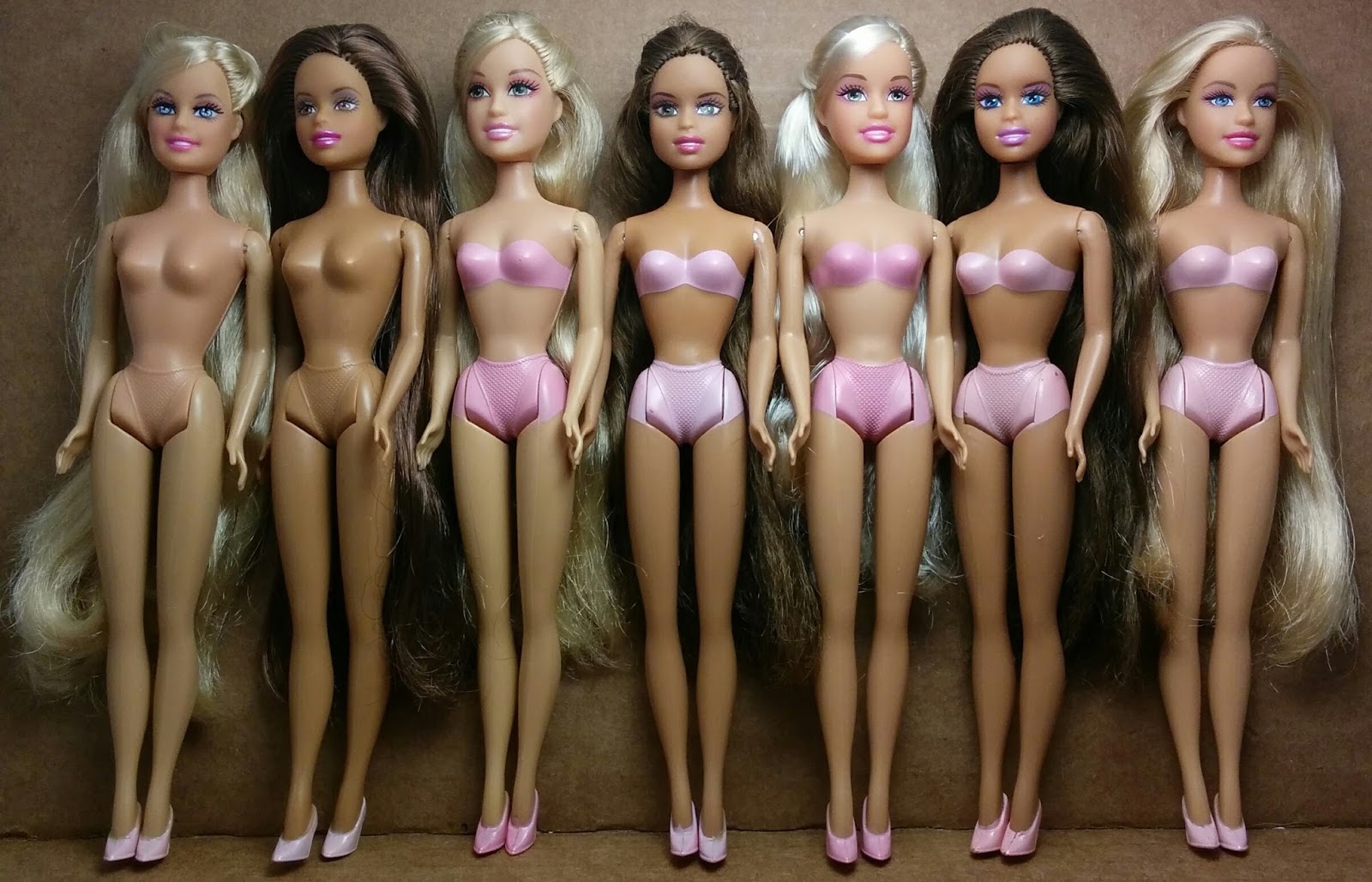 mini barbie set. 