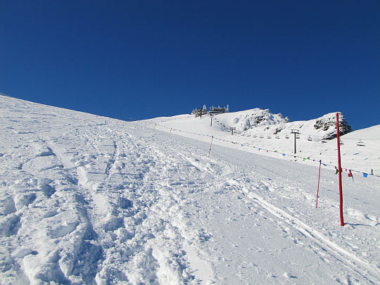 Stoku Beskidu opadające ku trasie narciarskiej.