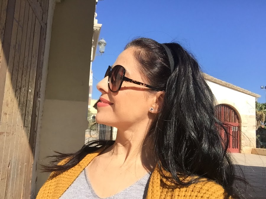 OUTFIT Maxi chaqueta de punto y botas militares de charol Dr. Martens