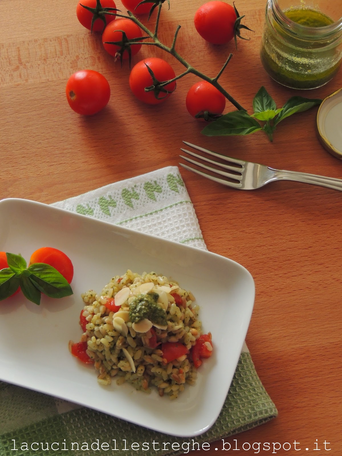 La cucina delle streghe Trittico di riso, farro e orzo al pesto, pomodori pachino e mandorle