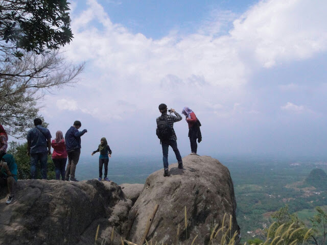 Puncak Wisata Gunung Munara Bogor