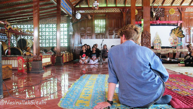Mahasiswa Internasional mendengarkan lantunan lagu Jawa