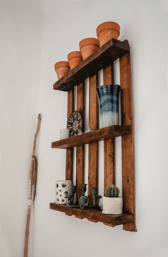 estanteria de palet, madera de palet, reciclar palet, palet, wooden palet, esenciaindie, decoracion indie, indie 2019