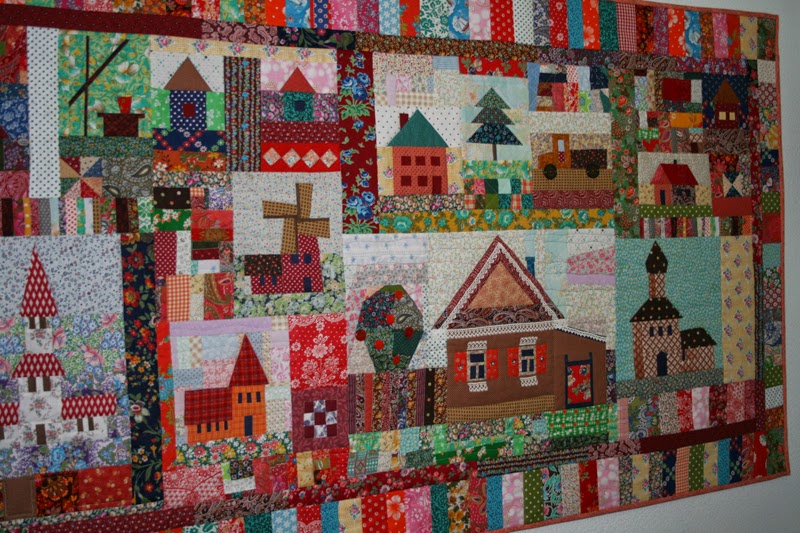 лоскутное одеяло. лоскутное одеяло домики. одеяло с домиками пэчворк. лоскутное шитьё сумасшедший квилт. город лоскутное одеяло.