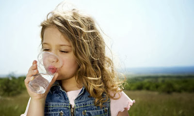  Tiap hari kita tak sanggup lepas dari Air putih 15 Manfaat Air Putih Bagi Kesehatan