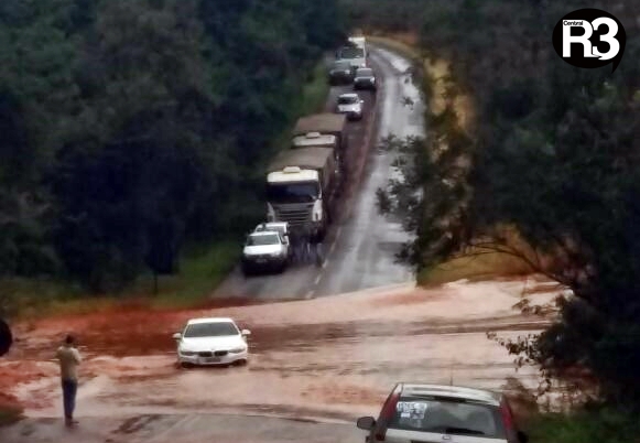 Vídeo: Enchente na 239 após chuva. Motorista decide encarar as águas