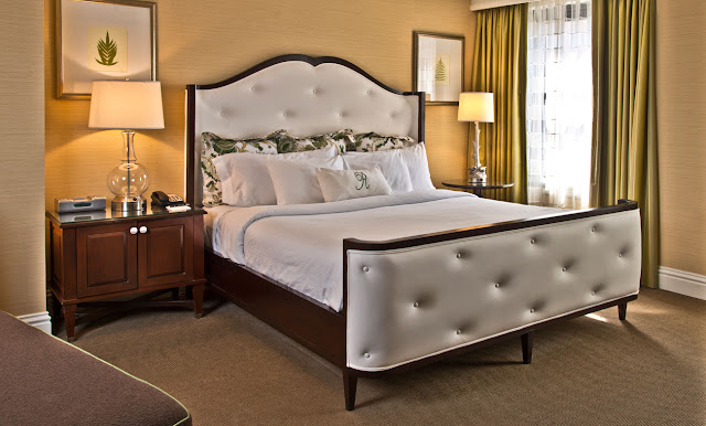Enjoy elegant Country Club Plaza accommodations, dining and Euro-style charm at the The Raphael Hotel, Autograph Collection in Kansas City Kansas City, MO, rated among the world's best by Travel Leisure.