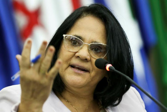 Após repercussão, ministra Damares Alves nega saída do governo