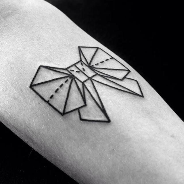Tatuagem geométrica triângulo