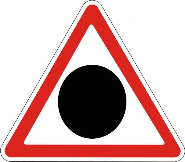 Что значит черный круг. Треугольные дорожные знаки. Дорожный знак с черным кружком. Предупреждающий знак с точкой. Треугольный дорожный знак с точкой.