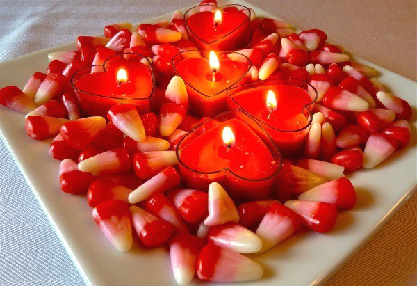 decoracion con velas con forma de corazon para san valentin