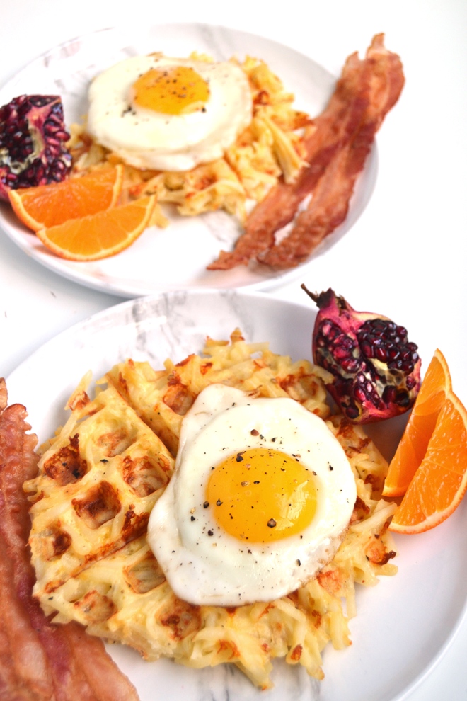 Easy Cheddar Hash Brown Waffles take 10 minutes to make and are the perfect kitchen hack with crispy, cheesy hash browns ready in no time! www.nutritionistreviews.com