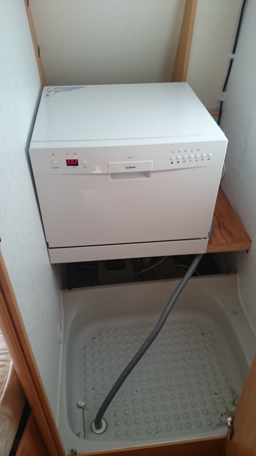 Werkraum: Spülmaschine bzw. Geschirrspüler im Wohnwagen