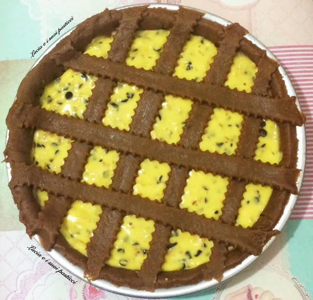 Crostata al cacao con ripieno di mascarpone mandorle nocciole e gocce di cioccolato