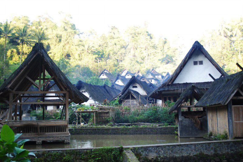 Kebudayaan dan Kesenian Indonesia: KAMPUNG ADAT is a KAMPUNG NAGA