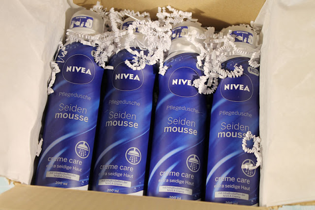 Testpaket der Botschafter-Aktion mit vier Dosen der Nivea Seiden-Mousse Pflegedusche